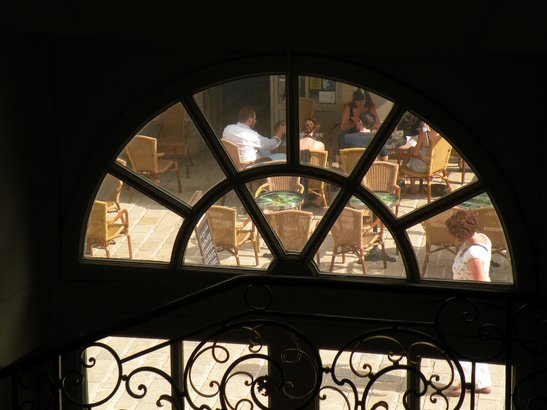  terrasse de café vue depuis le musée des Beaux Arts